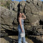 Studentessa impartisce lezioni di matematica a studenti delle scuole elementari, medie e superiori